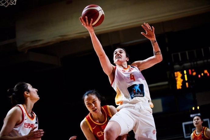 Laura Nicholls, en un partido con la selección española de baloncesto.