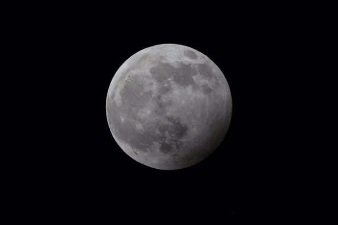 10 January 2020, Cologne: The wolf moon, the first full moon of 2020, rises before a penumbral lunar eclipse. Photo: Henning Kaiser/dpa
