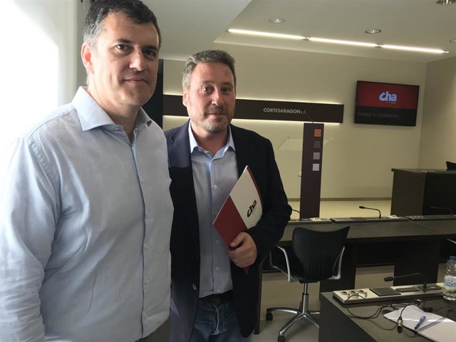 José Luis Soro y Joaquín Palacín (CHA), en la sala de prensa de las Cortes de Aragón.