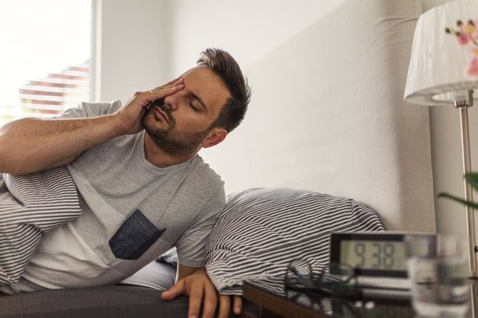 Despertar, frotando los ojos