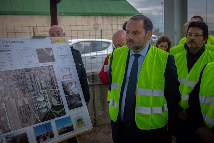 El ministro de Fomento José Luis Ábalos visita las obras de la futura estación intermodal T2 del Aeropuerto de El Prat  
