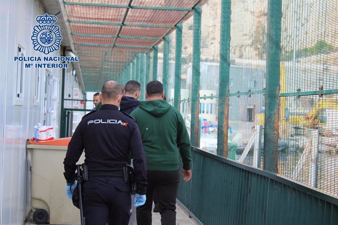Los detenidos por presuntamente patronear una embarcación desde Argelia.