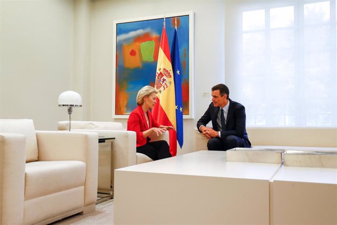 El presidente del Gobierno en funciones, Pedro Sánchez, recibe en el Palacio de la Moncloa a la presidenta electa de la Comisión Europea, Ursula von der Leyen.