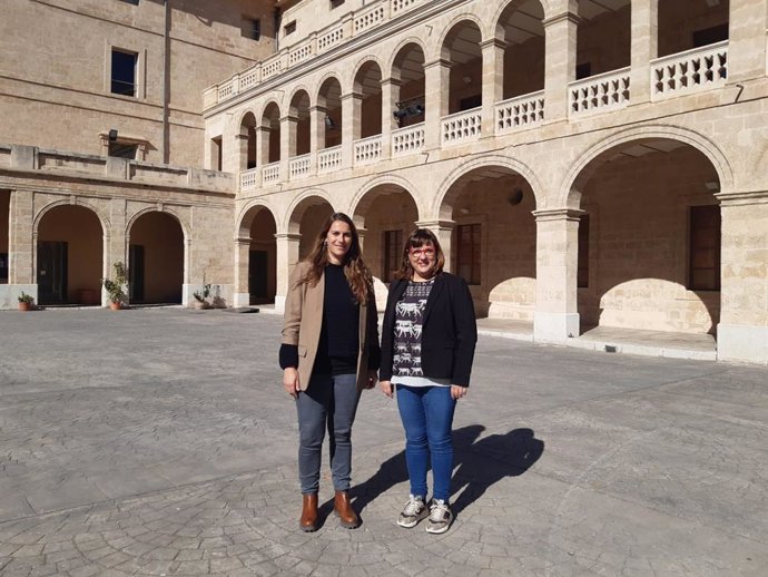 La consellera de Cultura, Bien Busquets, con la directora insular, Maria Pastor.