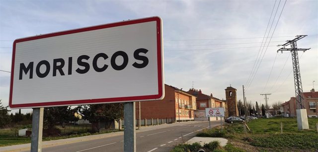 Cartel en la carretera de acceso a Moriscos, el municipio castellanoleonés que más porcentaje de población ganó entre 2009 y 2019.