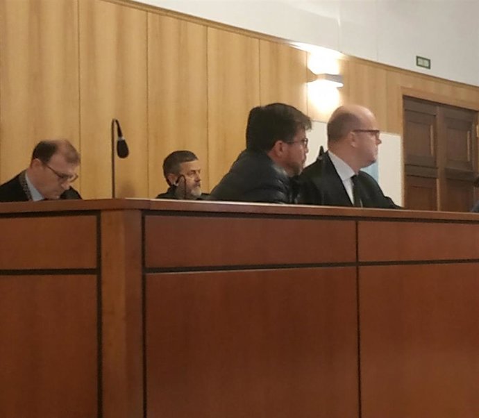 Trib.- Suspendido el juicio contra el corredor de seguros acusado de estafa tras contratar éste un nuevo abogado