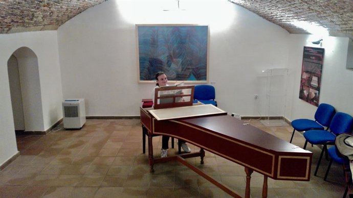 Una alumna toca el clave.