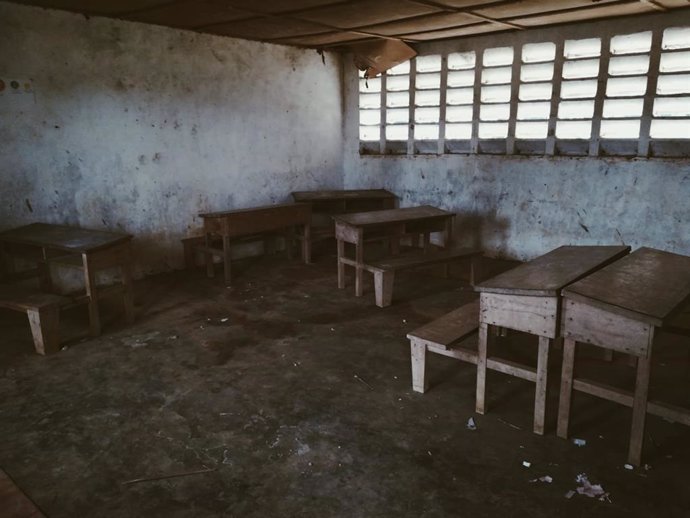 Pupitres en una escuela en Guinea Ecuatorial