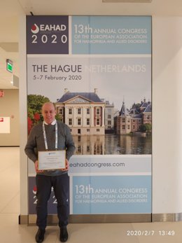 José Rivera en la Haya (Holanda), tras recoger el diploma acreditativo de la concesión de la EAHAD