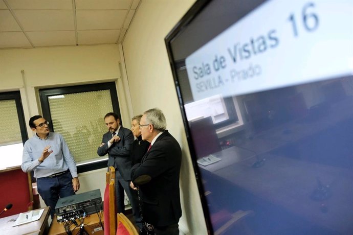 El director general de Infraestructuras Judiciales, Miguel Ángel Reyes, el viernes durante una prueba del sistema de grabación con el decano de los jueces de Sevilla, Francisco Guerrero. 