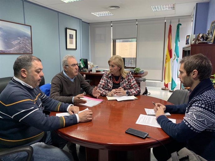 La subdelegada del Gobierno de la Junta de Andalucía en el Campo de Gibraltar, Eva Pajares, reunida con empresarios de Bolonia (Tarifa).