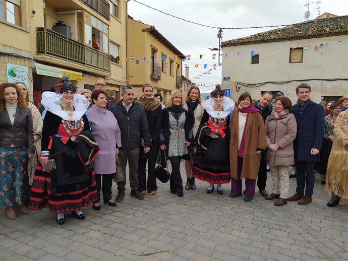 Nieves Herrero (c) junto a las alcaldesas zamarriegas Mónica Martín Gil y Yolanda Cubero Otero; la alcaldesa del Ayuntamiento de Segovia, Clara Luquero y miembros de la corporación.