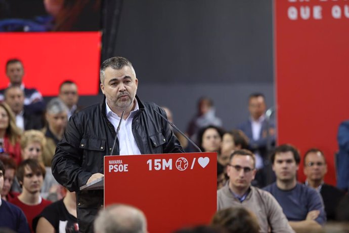 (i-d) El secretario de coordinación territorial del PSOE, Santos Cerdán León, participa en un acto del PSOE en Pamplona