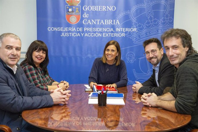 La Consejera De Presidencia, Paula Fernández Se Reúne Con Los Representantes Municipales De Colindres