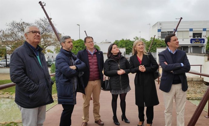 El consejero de Hacienda, Juan Bravo, junto a Javier Arenas, la presidenta provincial del PP, Virgina Pérez, y la consejera de Cultura, Patricia del Pozo, durante una reunión del PP de Sevilla en Burguillos.