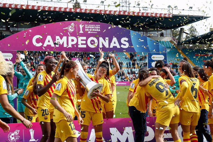 Jugadores del FC Barcelona celebrant la seva victria en la primera Supercopa femenina.