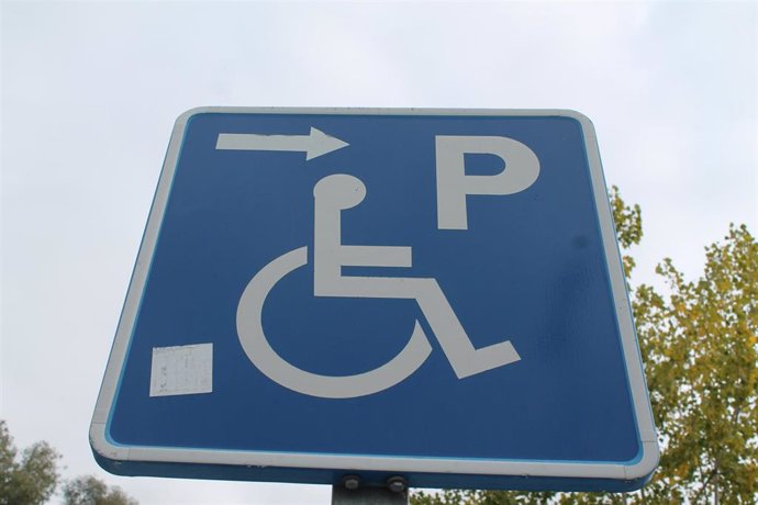 Señal de aparcamiento reservado para personas con movilidad reducida.