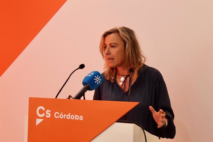 La secretaria de Programas de Cs en Andalucía y teniente de alcalde del Ayuntamiento de Córdoba, Isabel Albás, este domingo en rueda de prensa.