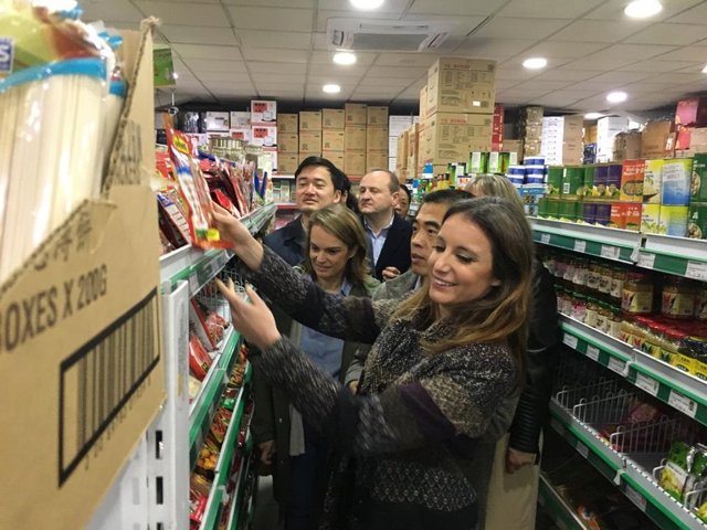 La delegado de Cultura, Turismo y Deporte en el Ayuntamiento de Madrid, Andrea Levy, visita establecimientos regentados por chinos en Usera.