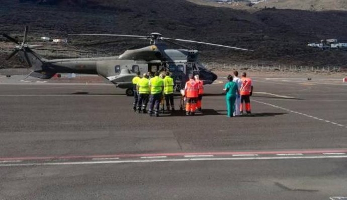 Helicóptero del Ejército del Aire que evacuó a ocho de los diecinueve supervivientes que viajaban en la patera rescatada al sur de El Hierro