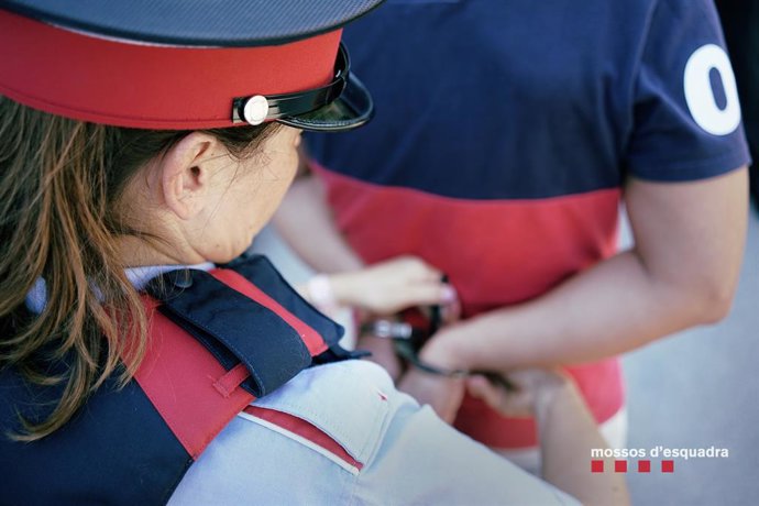 Mossos d'Esquadra detenen una persona. Foto d'arxiu