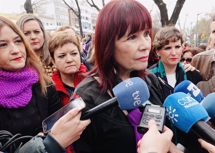 La presidenta del PSOE-A, Micaela Navarro, atiende a los medios hoy en Sevilla en la marcha de las asociaciones feministas contra el reparto de las ayudas del IAM.