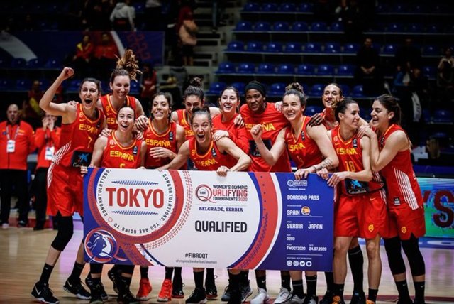 Las jugadoras de la selección española femenina de baloncesto celebran su clasificación para los Juegos Olímpicos de Tokio