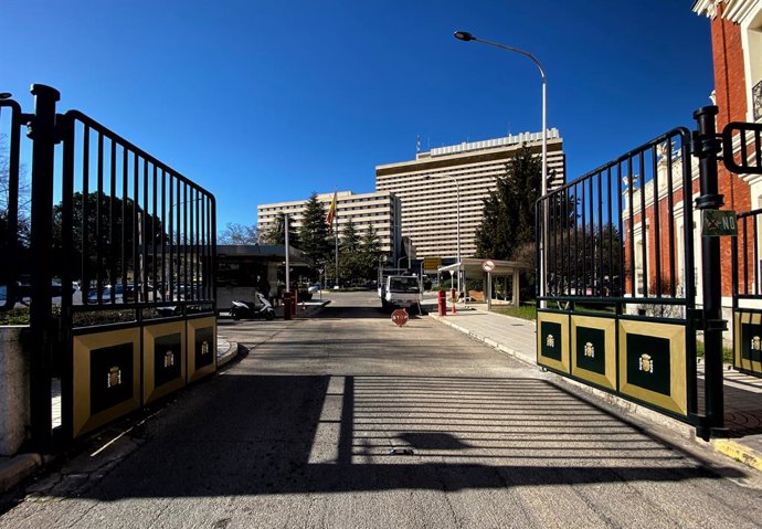 Entrada de l'Hospital Gómez Ulla, a Madrid, on romanen allats els 21 espanyols repatriats des de Wuhan (Xina)