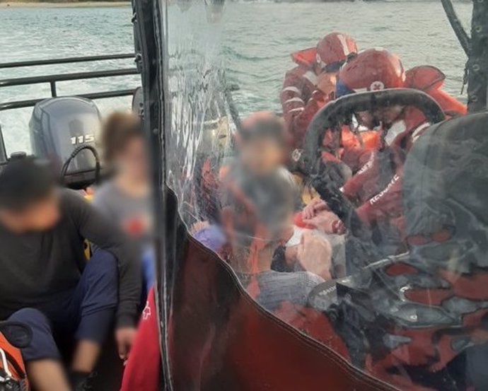 Cuatro rescatados en Mutriku tras subir la marea y quedar aislados