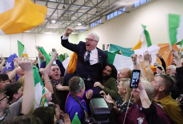 Thomas Gould, del Sinn Féin, celebrando los resultados de las elecciones en Cork, Irlanda