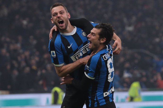 Fútbol/Calcio.- (Crónica) El Inter remonta el derbi y alcanza a la Juventus