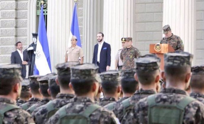 Militares de El Salvador con el presidente Nayib Bukele