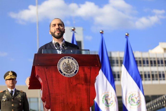 El presidente de El Salvador, Nayib Bukele, se dirige a sus simpatizantes tras la sesión extraordinaria de la Asamblea Legislativa.