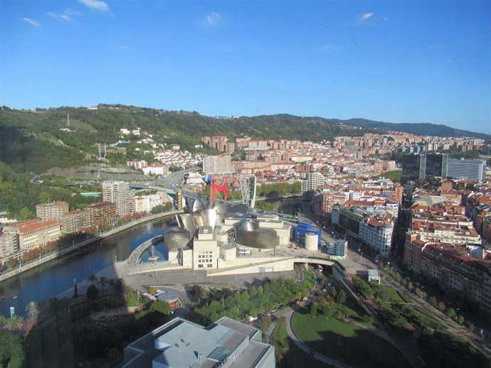Tiempo soleado en Bilbao (Imagen de archivo)