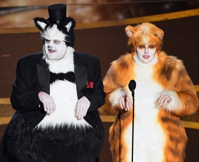 James Corden y Rebel Wilson, disfrazados de Cats en los Oscar