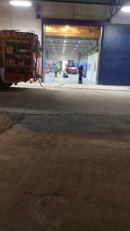 Los Bomberos de Logroño sofocan un incendio en una fábrica de Oyón