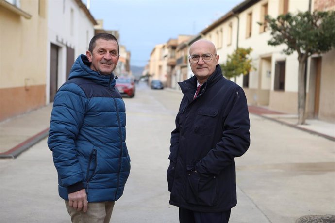 El alcalde de Sartaguda, José Ignacio Eguizabal, y el consejero Ciriza visitan una de las calles renovadas en la localidad