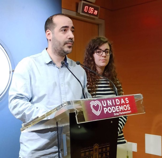 Los portavoces de Podemos Alejandro López y Esperana Sans, en rueda de prensa.