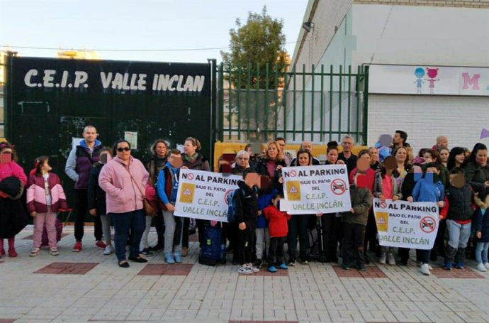 Concentración en el Colegio Valle-Inclán para rechazar proyecto de aparcamiento