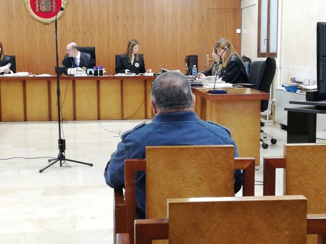 El hombre acusado de abusar sexualmente de su sobrina, en el juicio en la Audiencia Provincial