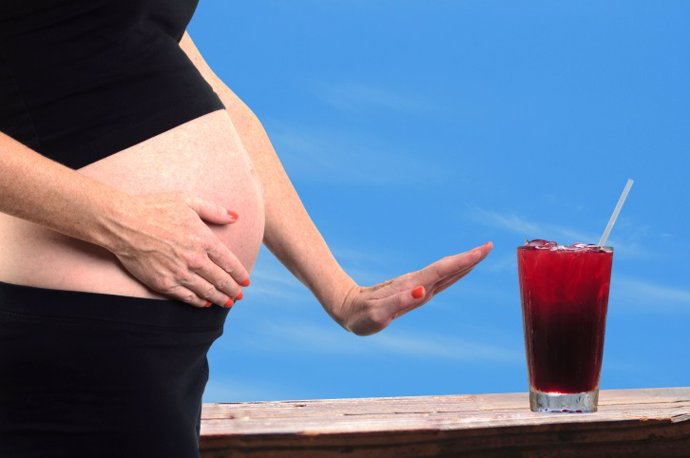 Las madres solteras son más propensas a beber y fumar durante y después del emba