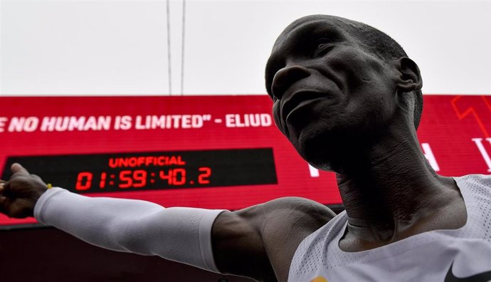 El atleta keniano Eliud Kipchoge celebra el récord oficioso del Ineos 1:59 Challenge, en el que se convirtió en el primer hombre en bajar de las dos horas en el maratón