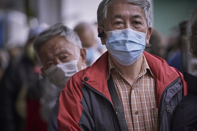 08 February 2020, China, Hong Kong: Elderly people queue during a giveaway to get free surgical masks amid the coronavirus outbreak. Photo: Candice Tang/SOPA Images via ZUMA Wire/dpa