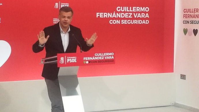El portavoz del PSOE de Extremadura, Juan Antonio González, en rueda de prensa