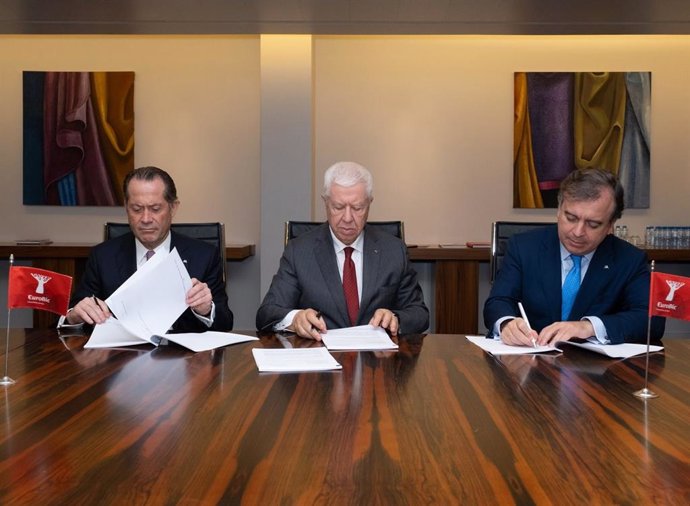 De izquerda a derecha: Juan Carlos Escotet Rodríguez, presidente de Abanca, Fernando Teixeira dos Santos, presidente de EuroBic, y Francisco Botas, consejero delegado de Abanca.