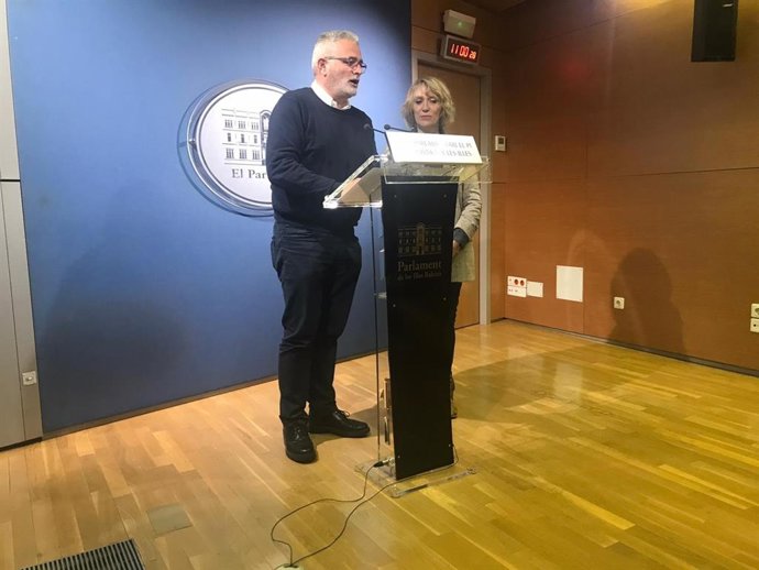 El portavoz de El PI en el Parlament, Jaume Font, en rueda de prensa en el Parlament