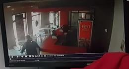 Imagen captada dentro de un telepizza atracado por el 'payaso justiciero'