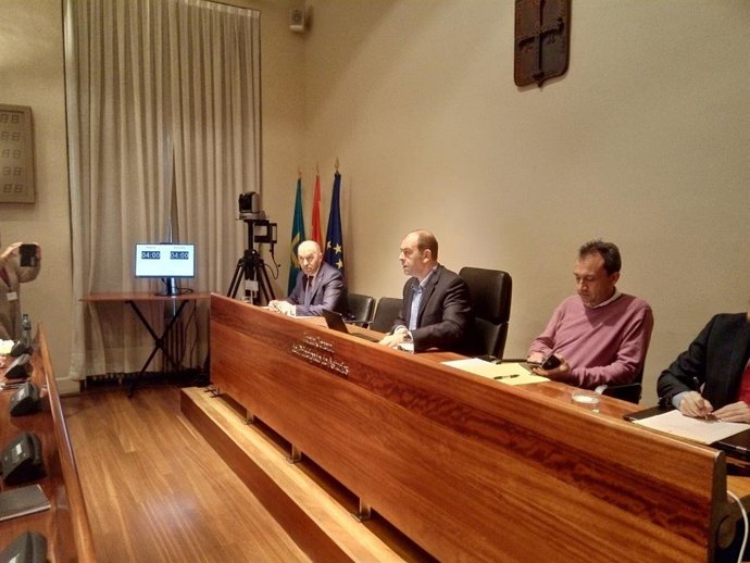 Juan Cofiño, al fondo