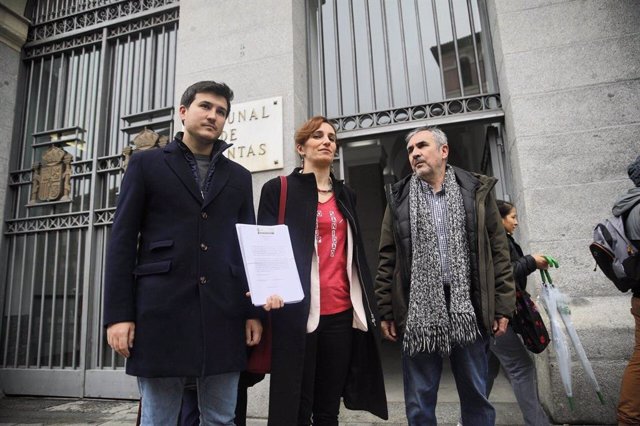 Los diputados de Más Madrid en la Asamblea Pablo Gómez Perpinyà, Mónica García y Eduardo Gutiérrez registran una denuncia contra el modelo concesional de siete hospitales de la región.
