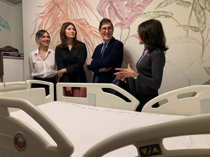 El consejero de Salud, Manuel Villegas, visita las salas de braquiterapia del hospital Virgen de la Arrixaca, decoradas por alumnos de la Universidad de Murcia